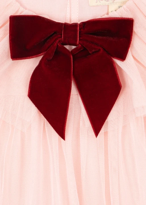 Konges Sløjd Bow Dress Creole Pink – detal dużej bordowej kokardy przy dekolcie.