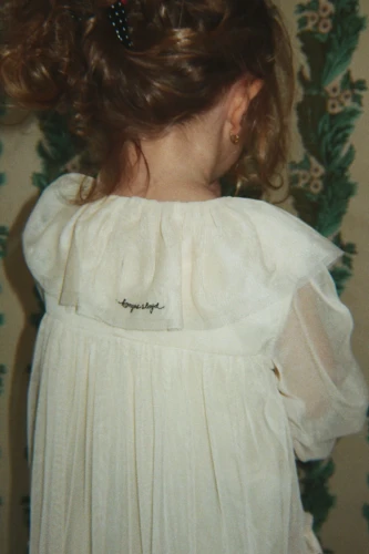 Bow Dress Parchment Konges Sløjd – zbliżenie na tył sukienki podczas noszenia.