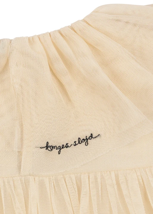 Bow Dress Parchment – zbliżenie na tkaninę i marszczenie sukienki.