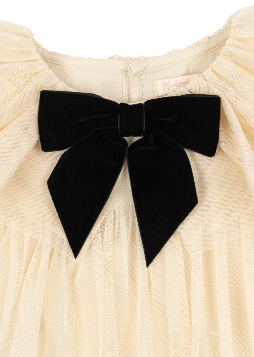 Konges Sløjd Bow Dress Parchment – detal czarnej welurowej kokardy przy dekolcie.