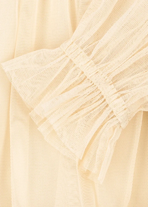Bow Dress Parchment – detal nakładających się warstw jasnego tiulu.