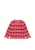 Konges Sløjd Laula Sweater Heart – różowy sweter z rzędami czerwonych serc i delikatnymi falbankami przy mankietach, pokazany w całości.