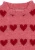 Laula Sweater Heart – detal wykończenia dekoltu i regularnie rozmieszczonych serc w górnej części swetra.