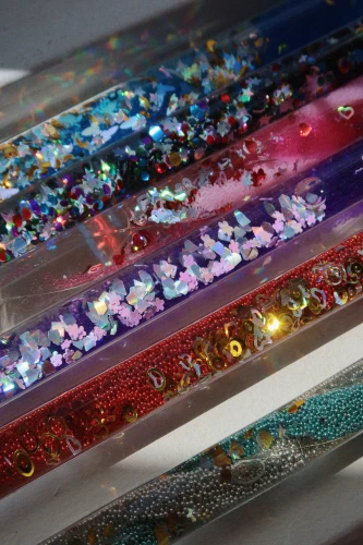 Konges Sløjd Magical Glitter Wand – kolorowe różdżki z brokatem ułożone obok siebie