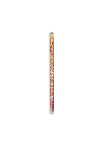 Konges Sløjd Magical Glitter Wand Cherry – wiśniowa różdżka z brokatem na białym tle
