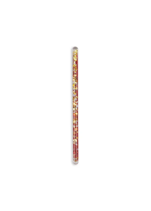 Konges Sløjd Magical Glitter Wand Cherry – wiśniowa różdżka z brokatem na białym tle