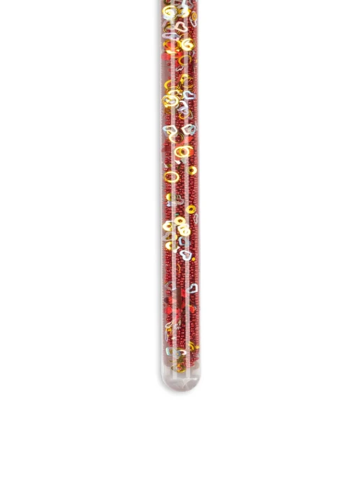 Konges Sløjd Magical Glitter Wand Cherry – zbliżenie na wiśniowy wariant z brokatem