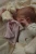Konges Sløjd Basic LS Newborn Body Moon na niemowlęciu z różowym materiałem