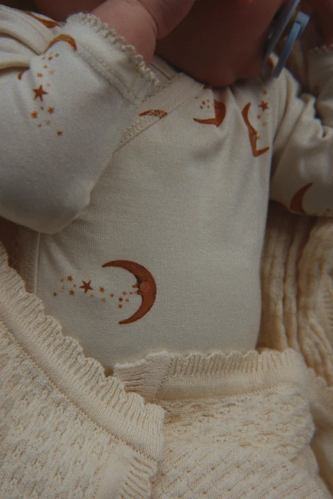 Konges Sløjd Basic LS Newborn Body Moon zbliżenie na niemowlęciu