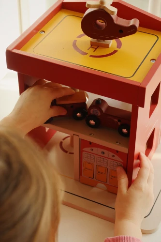 Konges Sløjd Wooden Fire Station – helikopter na dachu remizy