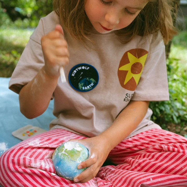 KIDYPLANET dziecko odkrywa glinianą planetę