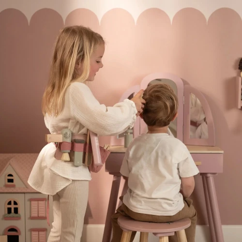 Little Dutch zestaw fryzjerski Pink Essentials podczas zabawy w salon