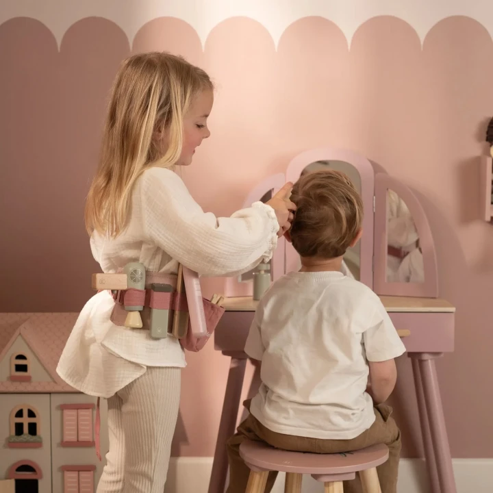 Little Dutch zestaw fryzjerski Pink Essentials podczas zabawy w salon