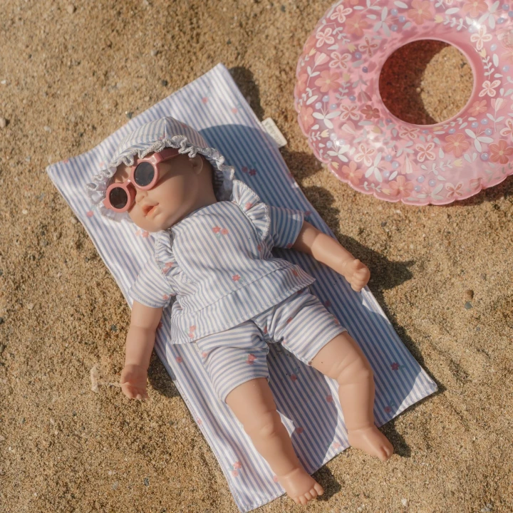 Little Dutch Mara lalka na ręczniku z kołem do zabawy