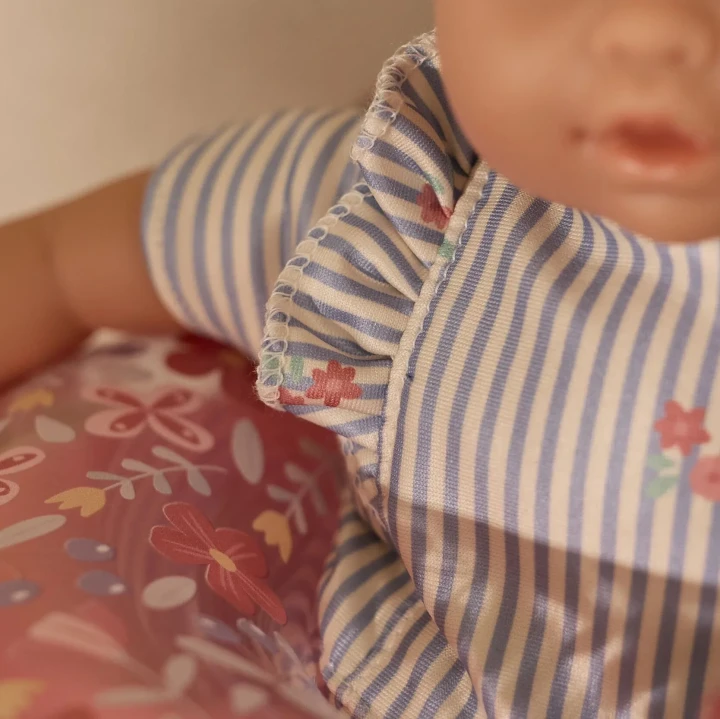 Little Dutch Swimming Doll Mara detal stroju i różowego koła