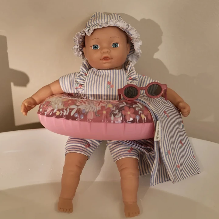 Little Dutch Mara lalka do kąpieli w kole z kwiatowym wzorem