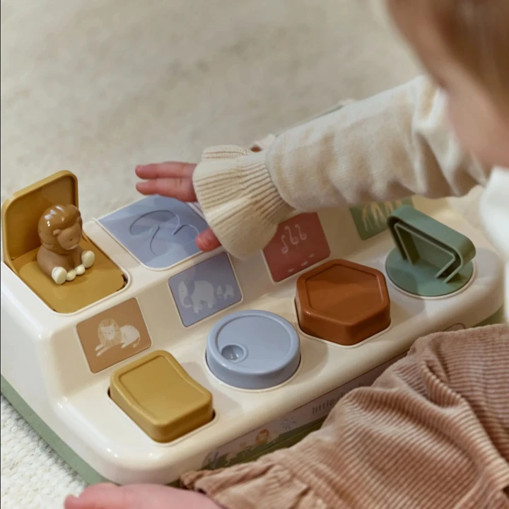 Little Dutch Pop Up Safari Animals Green – dziecko uruchamia elementy zabawki