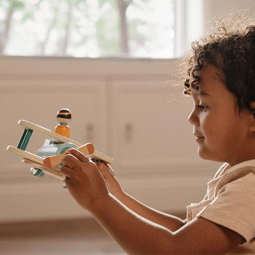 Little Dutch drewniany samolot Essentials – zabawa samolotem w dłoniach