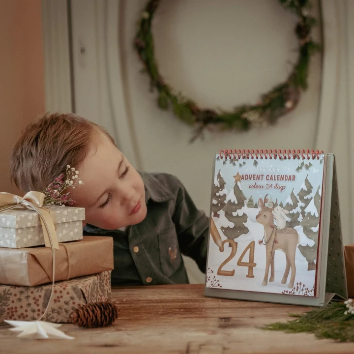 Little Dutch Essentials – stojący kalendarz adwentowy w świątecznej aranżacji