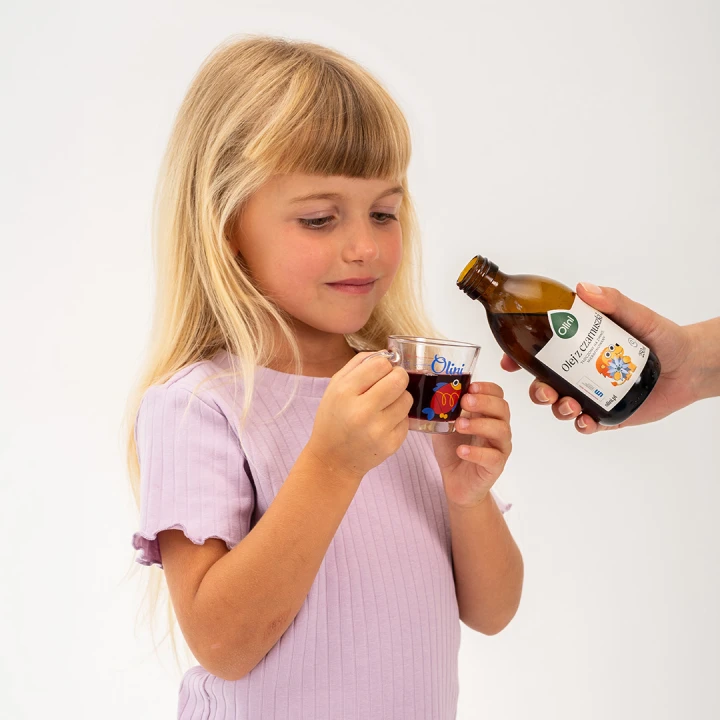 Olini olej z czarnuszki z lwem 250 ml, sposób podania z napojem