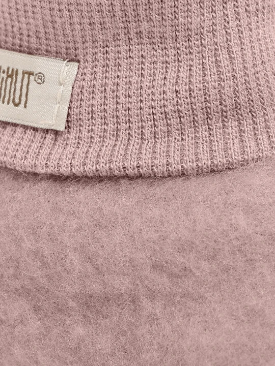 HUTTEliHUT Footies Wool Fleece Mahogany Rose - zbliżenie materiału, mankietu i metki
