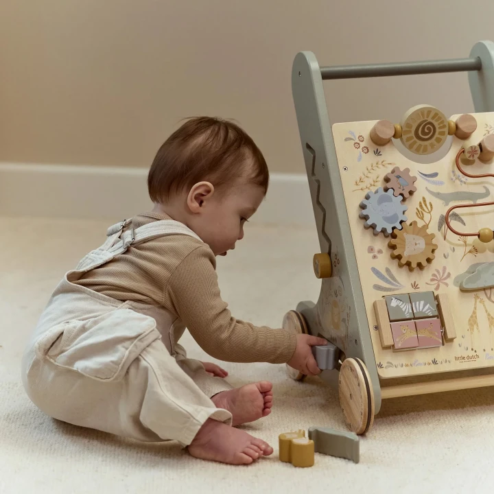 Little Dutch Activity Walker Green – pchacz podczas zabawy