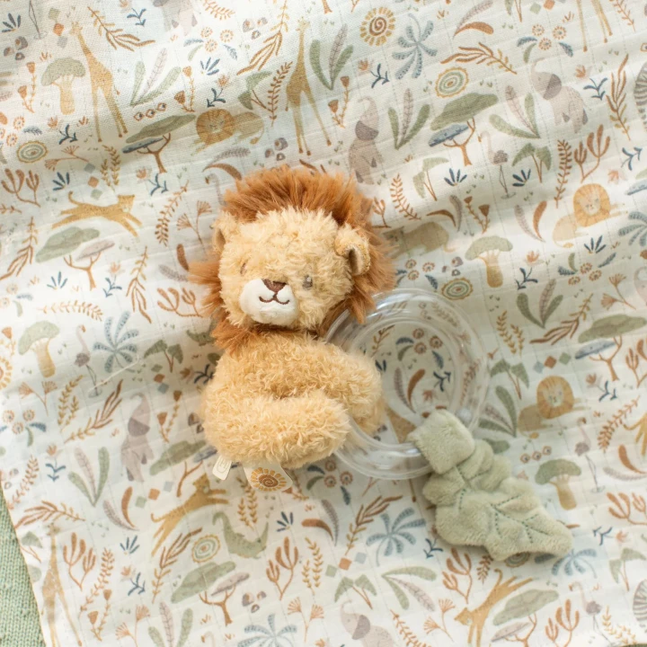 Little Dutch Safari Friends – grzechotka lew na wzorzystej tkaninie