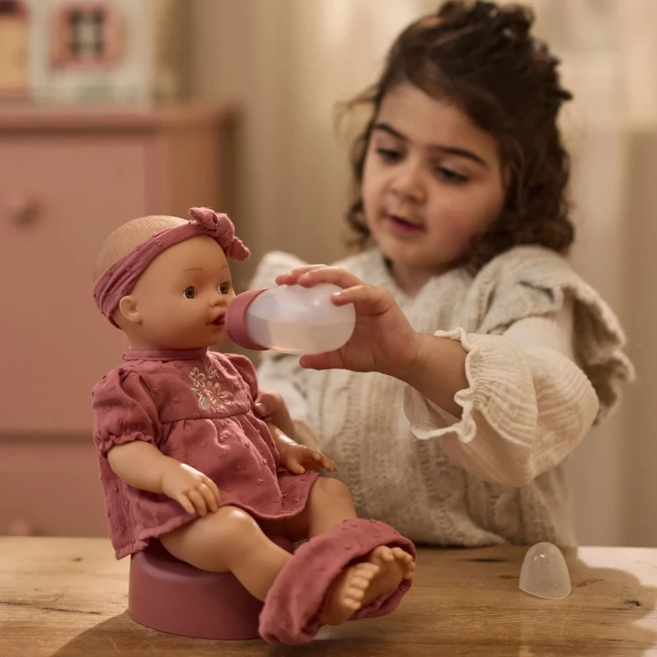Little Dutch Livia – zabawa w opiekę nad lalką