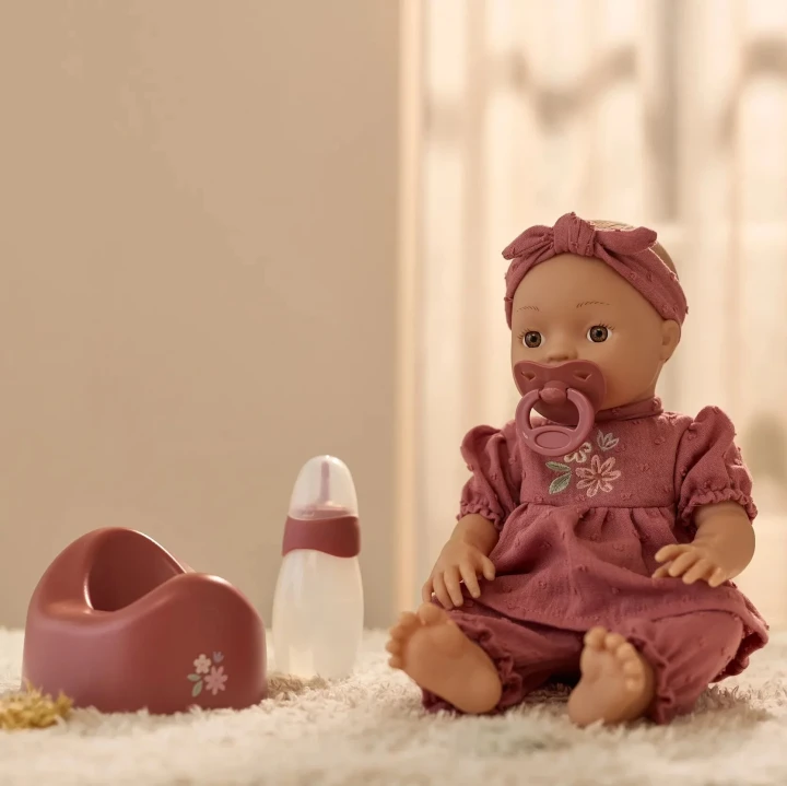 Little Dutch Pee Doll Livia – lalka z akcesoriami w aranżacji