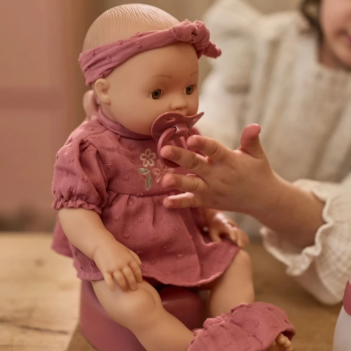 Little Dutch Pee Doll Livia – karmienie lalki butelką