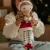 Little Dutch Christmas Doll Rosa – lalka z pierniczkiem w dłoniach dziecka