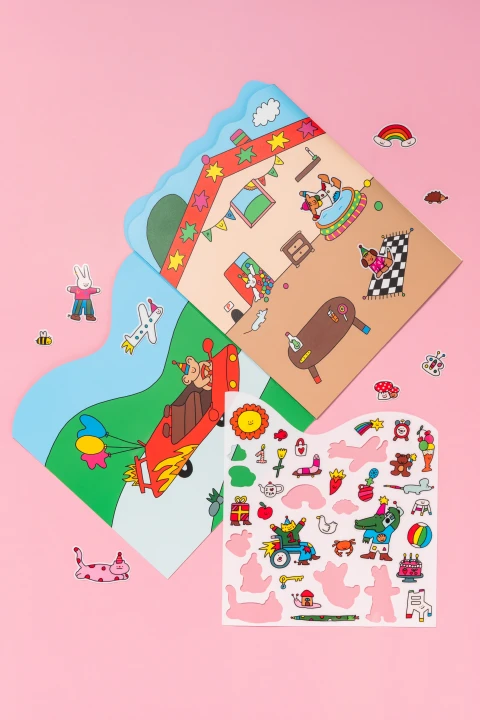 PUQUU Sticker Stories by Titeepex - rozłożona książeczka z naklejkami