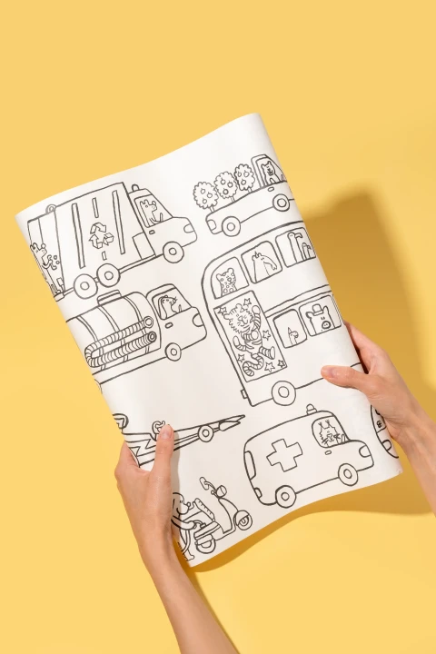 PUQUU Bazgrolka Pojazdy - fragment kolorowanki z autobusem i karetką