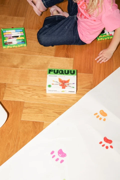 PUQUU Twist &amp; Paint - kredki przy arkuszu z kolorowymi łapkami