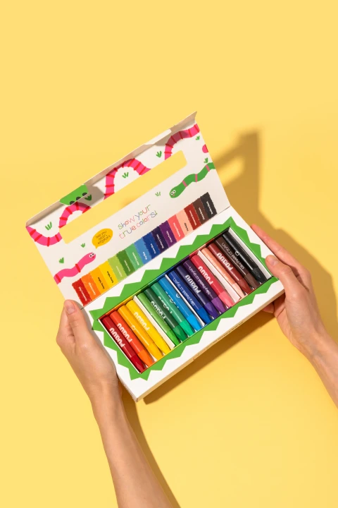 PUQUU Silky Pastel Crayons - otwarte pudełko z 16 kredkami
