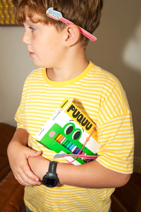 PUQUU Silky Pastel Crayons - zbliżenie na dziecko z zestawem
