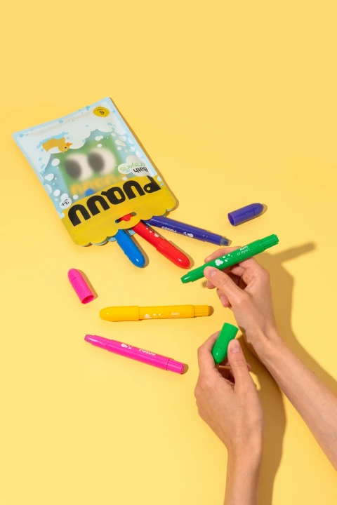 PUQUU Bath Crayons, zielona kredka i otwarte opakowanie
