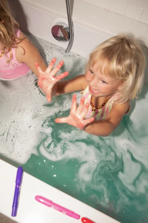 PUQUU Bath Crayons, zabawa w kolorowej wodzie z pianą