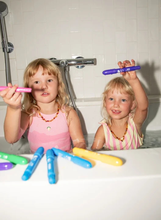 PUQUU Bath Crayons, dzieci prezentujące kredki do kąpieli