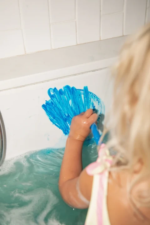 PUQUU Bath Crayons, rysowanie niebieską kredką po wannie