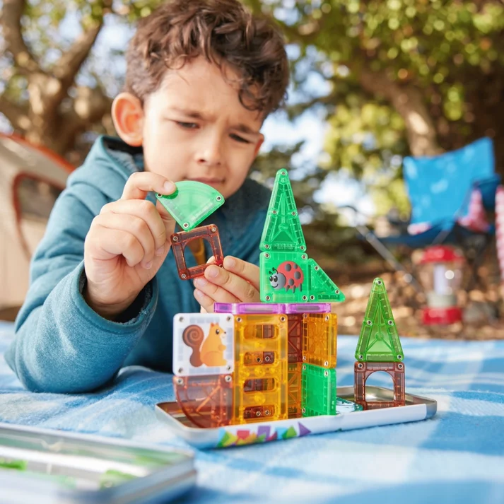 Zabawa leśnym domkiem MAGNA-TILES microMAGS