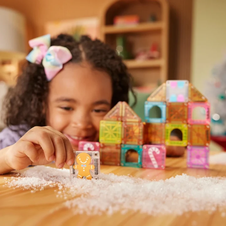 Zabawa domkiem MAGNA-TILES Gingerbread House