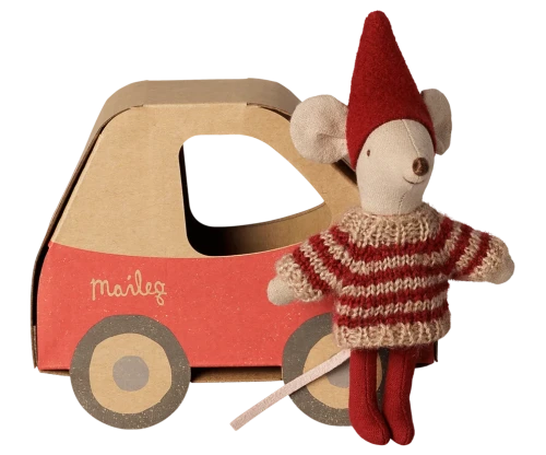 Maileg Christmas mouse Little sister in car box świąteczna myszka obok pudełka samochodu