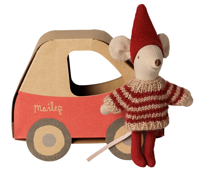 Maileg Christmas mouse Little sister in car box świąteczna myszka obok pudełka samochodu