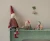 Maileg Christmas mouse Little sister in car box w świątecznej aranżacji z dekoracjami