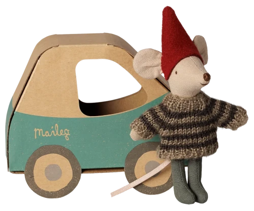 Maileg Christmas mouse Little brother in car box świąteczna myszka obok zielonego samochodu