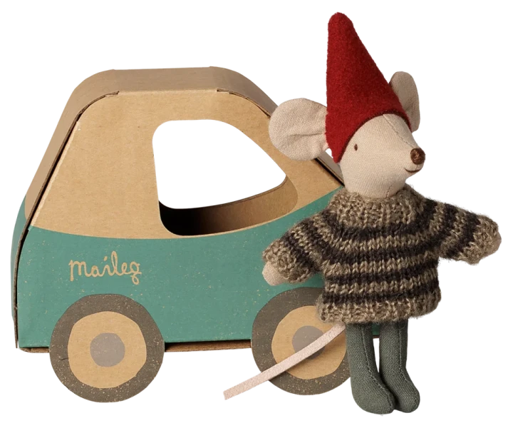 Maileg Christmas mouse Little brother in car box świąteczna myszka obok zielonego samochodu