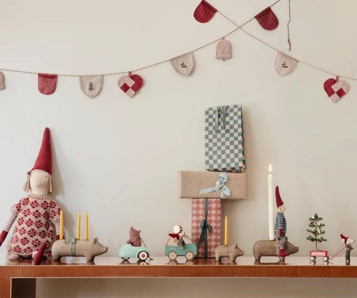 Maileg Christmas mouse Little brother in car box w świątecznej aranżacji z prezentami