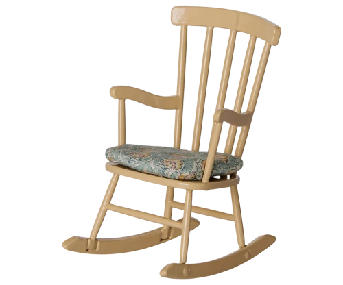 Maileg Rocking chair Mouse Wheat fotel dla myszek widok z przeciwnej strony