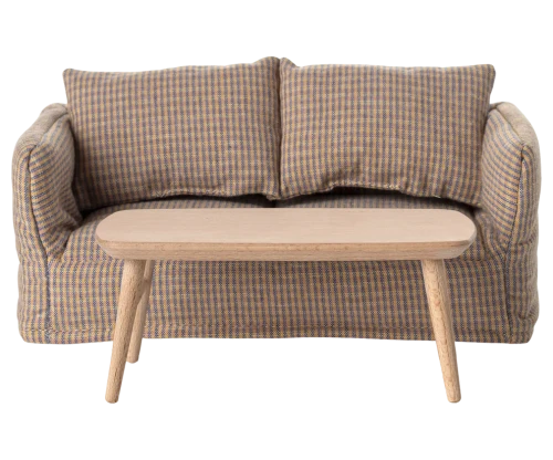 Maileg Coffee table Mouse Nature drewniany stolik kawowy przed sofą w kratkę